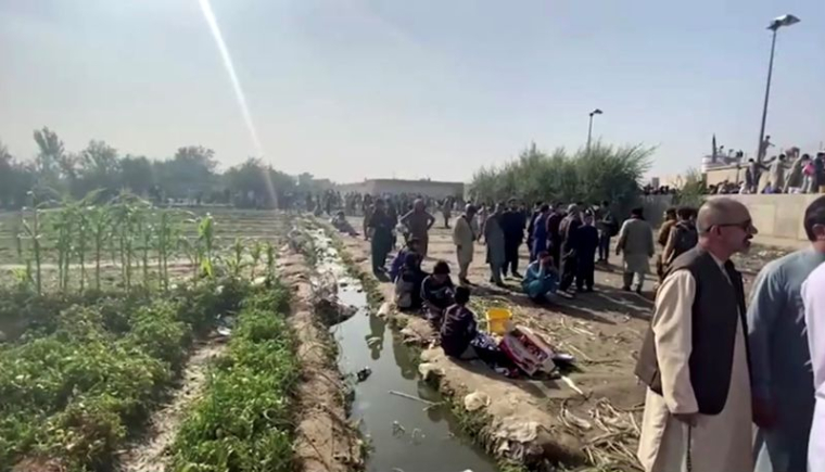 TIRS D'AVERTISSEMENT À L'AÉROPORT DE KABOUL, MANIFESTATION PRO-AFGHANE À PARIS