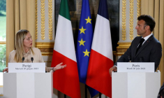 Le président français Emmanuel Macron et la Première ministre italienne Giorgia Meloni se rencontrent à Paris