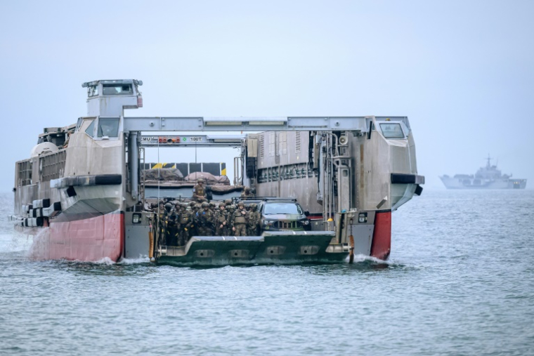 Une barge de débarquement dans le cadre de l'opération Polaris 25 à Plouhinec dans le Morbihan, le 12 juin 2025 ( AFP / Loic VENANCE )