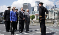 Le président du Conseil européen Antonio Costa (d),  le Premer ministre Keir Starmer (c) et la présidente de la commission européenne Ursula von der Leyen visitent  la frégate HMS Sutherland sur la Tamise à Londres après le sommet, le 19 mai 2025 ( POOL / Stefan Rousseau )
