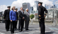 Le président du Conseil européen Antonio Costa (d),  le Premer ministre Keir Starmer (c) et la présidente de la commission européenne Ursula von der Leyen visitent  la frégate HMS Sutherland sur la Tamise à Londres après le sommet, le 19 mai 2025 ( POOL / Stefan Rousseau )