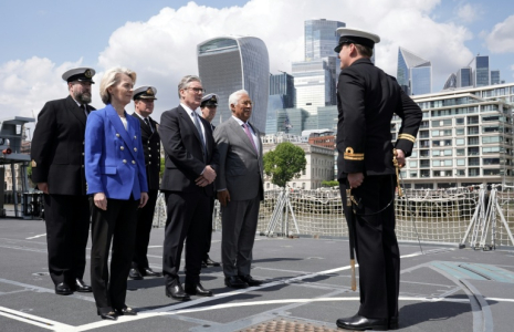 Le président du Conseil européen Antonio Costa (d),  le Premer ministre Keir Starmer (c) et la présidente de la commission européenne Ursula von der Leyen visitent  la frégate HMS Sutherland sur la Tamise à Londres après le sommet, le 19 mai 2025 ( POOL / Stefan Rousseau )