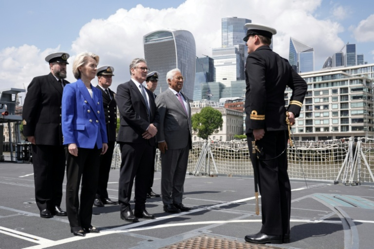 Le président du Conseil européen Antonio Costa (d), le Premer ministre Keir Starmer (c) et la présidente de la commission européenne Ursula von der Leyen visitent la frégate HMS Sutherland sur la Tamise à Londres après le sommet, le 19 mai 2025 ( POOL / Stefan Rousseau )