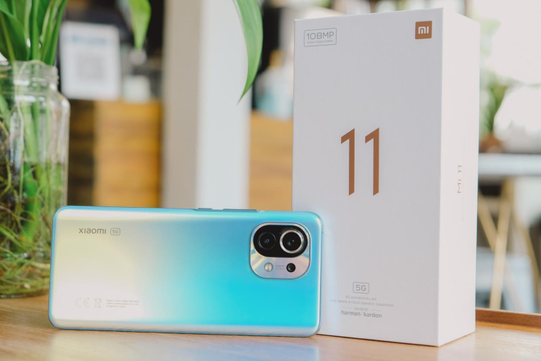 Coup de projecteur sur le Xiaomi Mi 11, dernier smartphone haut de gamme du constructeur chinois crédit photo : Shutterstock