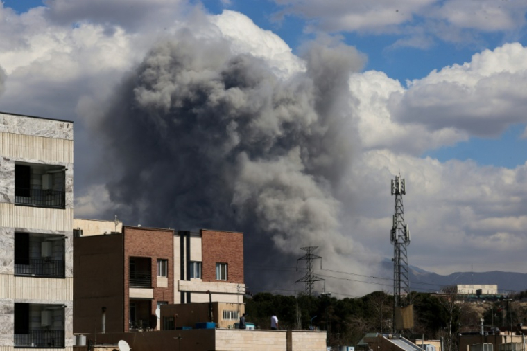 Panache de fumée après des explosions entendues, le 1er mars 2026 à Téhéran ( AFP / ATTA KENARE )