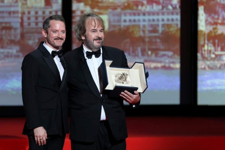 Le réalisateur, scénariste et producteur néo-zélandais Peter Jackson (d) reçoit une Palme d'or d'honneur remise par l'acteur américain Elijah Wood lors de la cérémonie d'ouverture de la 79e édition du Festival de Cannes, le 12 mai 2026 à Cannes ( AFP / Sameer AL-DOUMY )