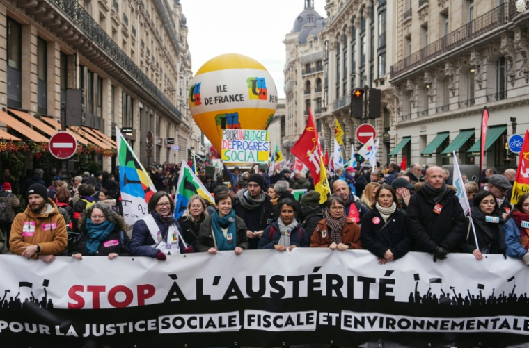 Manifestation à Paris contre l'austérité budgétaire le 2 décembre 2025 ( AFP / Dimitar DILKOFF )