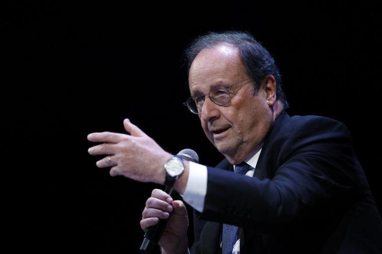 François Hollande à Paris, le 11 avril 2026. ( AFP / IAN LANGSDON )