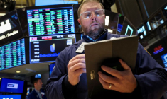 Des traders travaillent sur le parquet du NYSE à New York