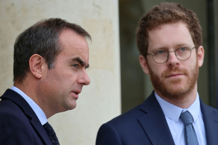 Le Premier ministre Sébastien Lecornu (g) et le ministre des Comptes publics David Amiel à la sortie de l'Elysée, le 10 juin 2026 à Paris ( AFP / Ludovic MARIN )