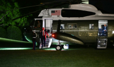 Le président américain Donald Trump descend de l'hélicoptère Marine One à la Maison Blanche, le 29 avril 2025 ( AFP / Mandel NGAN )