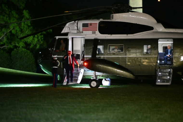 Le président américain Donald Trump descend de l'hélicoptère Marine One à la Maison Blanche, le 29 avril 2025 ( AFP / Mandel NGAN )