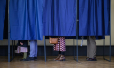 Des électeurs votent au premier tour des élections municipales, le 15 mars 2026 à Perpignan  ( AFP / Ed JONES )