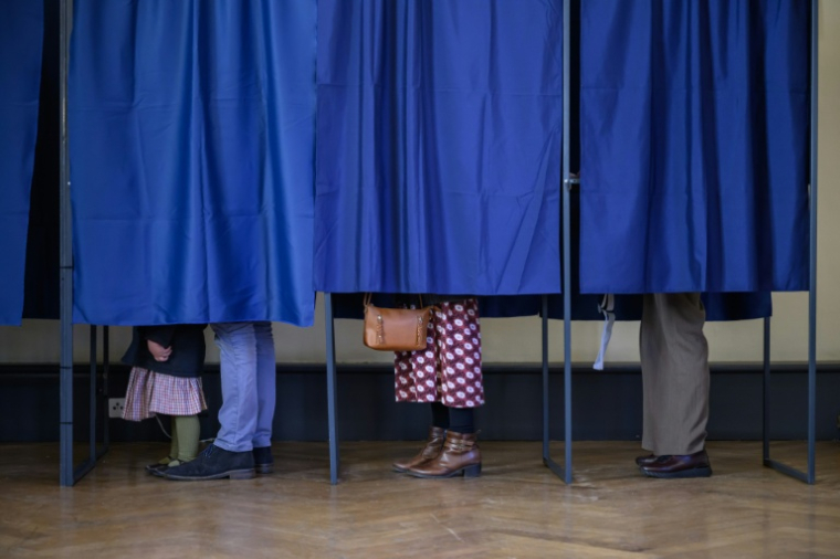 Des électeurs votent au premier tour des élections municipales, le 15 mars 2026 à Perpignan  ( AFP / Ed JONES )