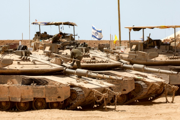 Des chars israéliens en position le long de la frontière avec la bande de Gaza le 5 juin 2025 ( AFP / Jack GUEZ )