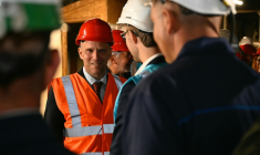 Le ministre de l'Industrie Marc Ferracci, lors d'une visite à la mine de sel de Varangéville, en Meurthe-et-Moselle, le 5 septembre 2025 ( AFP / Jean-Christophe VERHAEGEN )