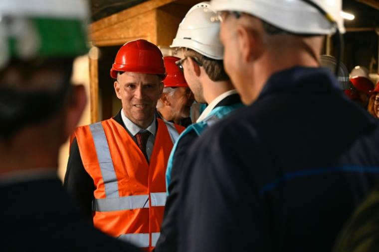 Le ministre de l'Industrie Marc Ferracci, lors d'une visite à la mine de sel de Varangéville, en Meurthe-et-Moselle, le 5 septembre 2025 ( AFP / Jean-Christophe VERHAEGEN )
