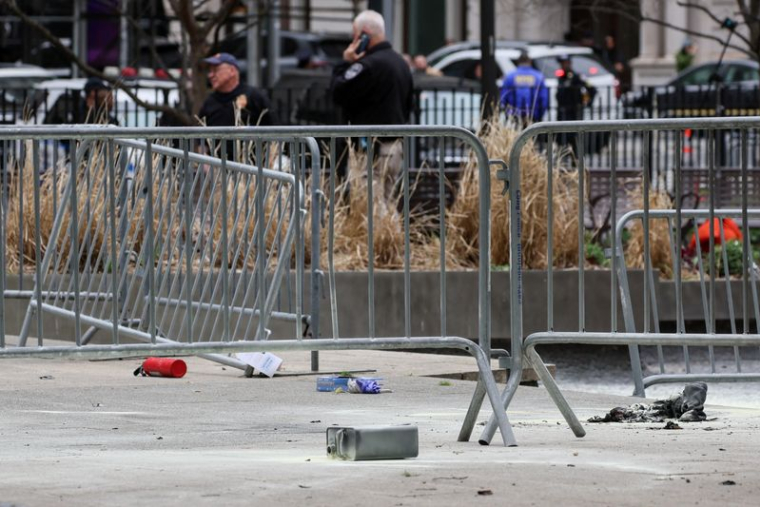 Devant le palais de justice de New York, où une personne s'est immolée
