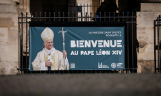 Une banderole "La paroisse Saint-Sulpice accueille le pape Léon XIV" à l'entrée de l'église Saint-Sulpice, le 21 septembre 2026 à Paris, quatre jours avant la visite du souverain pontife dans la capitale ( AFP / Simon WOHLFAHRT )