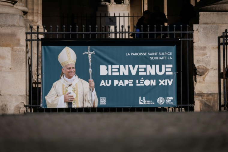 Une banderole "La paroisse Saint-Sulpice accueille le pape Léon XIV" à l'entrée de l'église Saint-Sulpice, le 21 septembre 2026 à Paris, quatre jours avant la visite du souverain pontife dans la capitale ( AFP / Simon WOHLFAHRT )