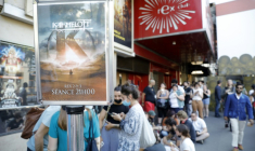 File d'attente à l'entrée d'un cinéma, à Paris, le 20 juillet 2021 ( AFP / GEOFFROY VAN DER HASSELT )