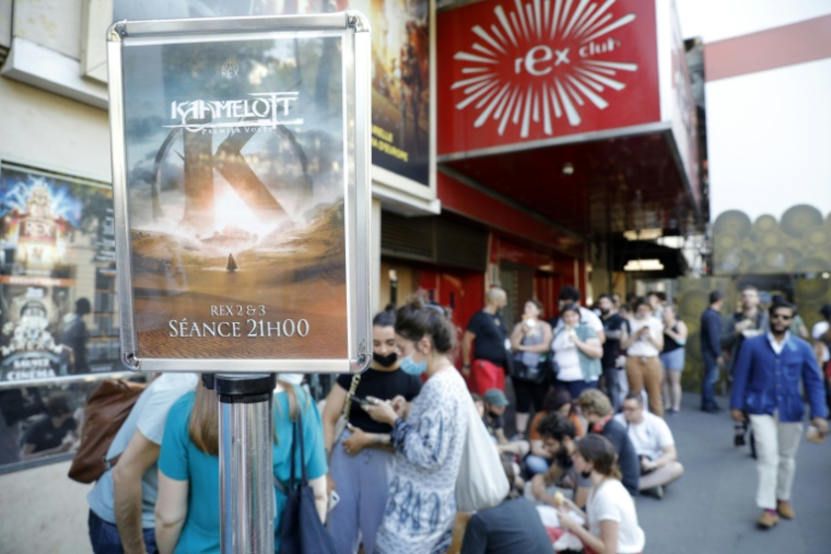 File d'attente à l'entrée d'un cinéma, à Paris, le 20 juillet 2021 ( AFP / GEOFFROY VAN DER HASSELT )
