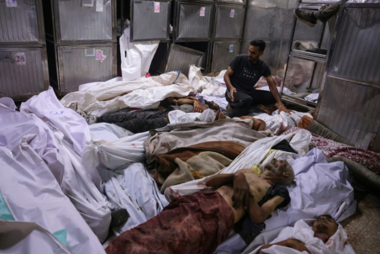 Des corps de Palestiniens tués dans le nord de la bande de Gaza en attendant de l'aide, entreposés à l'hôpital al-Chifa, le 31 juillet 2025 ( AFP / Bashar TALEB )