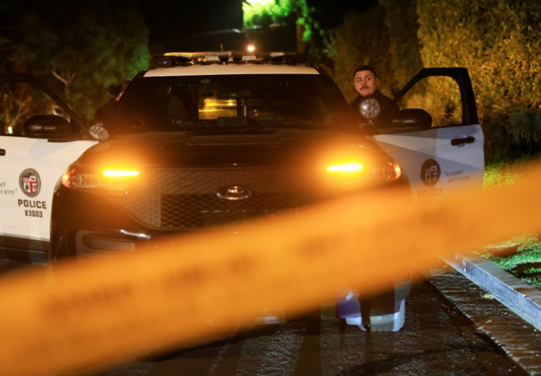 Une voiture de police devant le domicile de Rob Reiner, le 14 décembre 2025 à Brentwood, en Californie ( GETTY IMAGES NORTH AMERICA / MARIO TAMA )