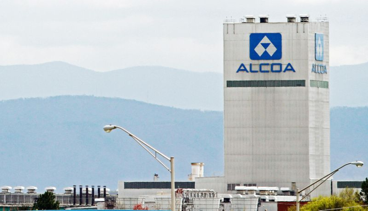 FILE PHOTO: Alcoa aluminum plant in Alcoa, Tennessee