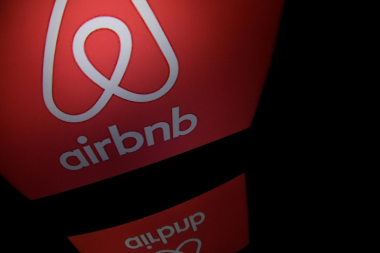 Logo de la plateforme Airbnb, le 2 mars 2017 à Paris ( AFP / Lionel BONAVENTURE )