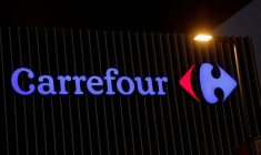 Le logo de Carrefour est visible dans un hypermarché Carrefour à Nice