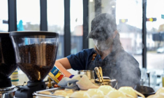 Photo d'archives d'un barista préparant du café à Houston