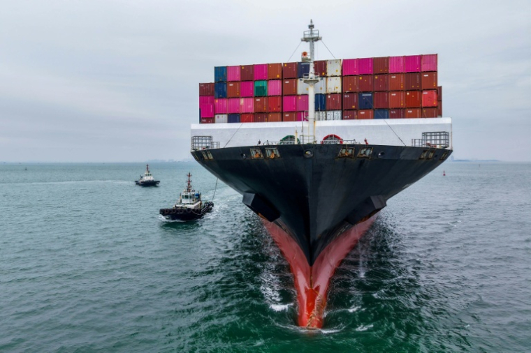 Un cargo entre dans le port de Qingdao, dans la province orientale du Shandong en Chine, le 13 octobre 2025 ( AFP / - )
