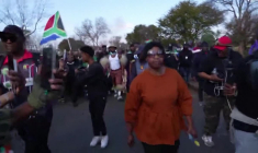 Des manifestants anti-immigrés défilent dans un township d'Afrique du Sud