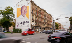 Andris Kulbergs, Premier ministre letton et chef du parti "Liste unie", apparaît sur une affiche électorale en amont du scrutin du 30 septembre 2026 à Riga, en Lettonie ( AFP / Gints Ivuskans )