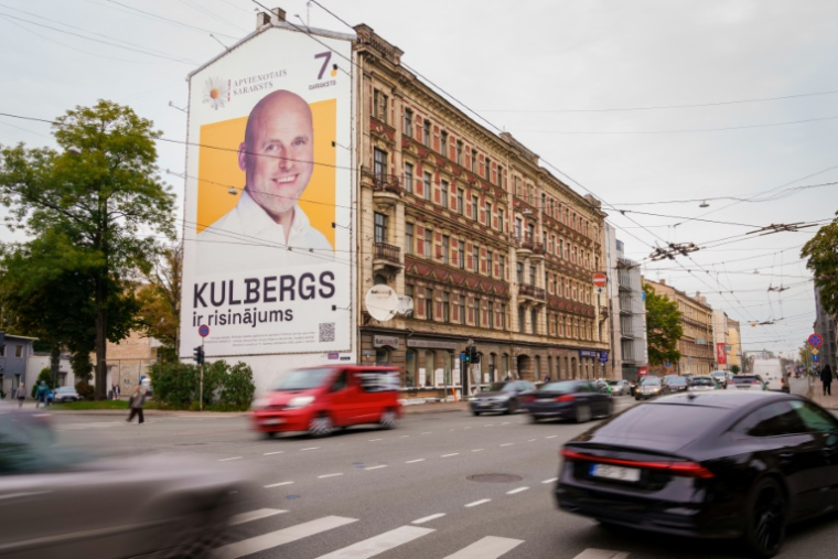 Andris Kulbergs, Premier ministre letton et chef du parti "Liste unie", apparaît sur une affiche électorale en amont du scrutin du 30 septembre 2026 à Riga, en Lettonie ( AFP / Gints Ivuskans )
