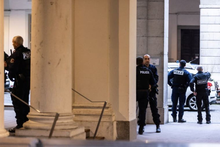 Des policiers devant la salle de la cour d'appel après l'arrivée du milliardaire ukrainien Konstantin Jevago, à Chambéry