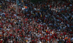 La foule de supporters espagnols attendent les champions du monde dans la capitale Madrid, le 20 juillet 2026 après la finale du Mondial remportée par la Roja ( AFP / Pierre-Philippe MARCOU )