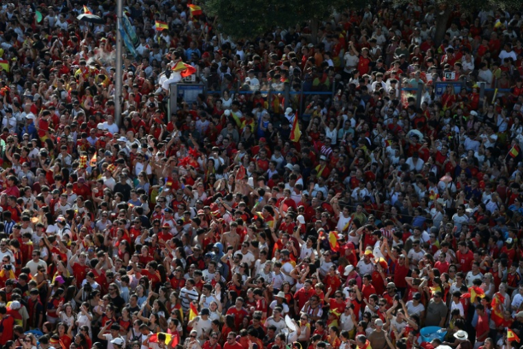 La foule de supporters espagnols attendent les champions du monde dans la capitale Madrid, le 20 juillet 2026 après la finale du Mondial remportée par la Roja ( AFP / Pierre-Philippe MARCOU )