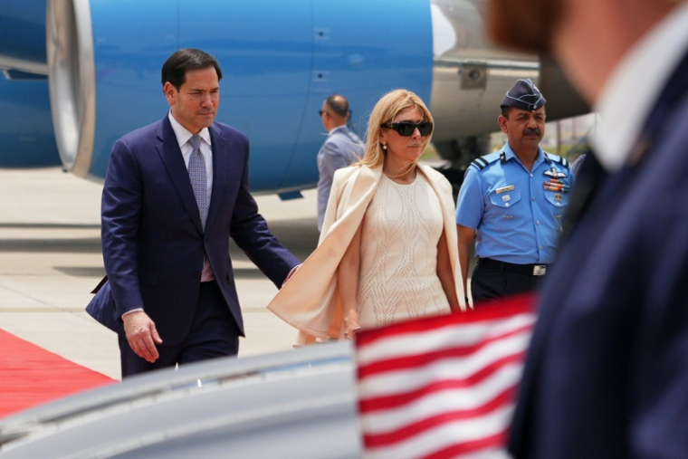 Marco Rubio, accompagné de son épouse Jeanette, arrivant à l'aéroport de New Delh, le 23 mai 2026. ( POOL / Julia Demaree Nikhinson )