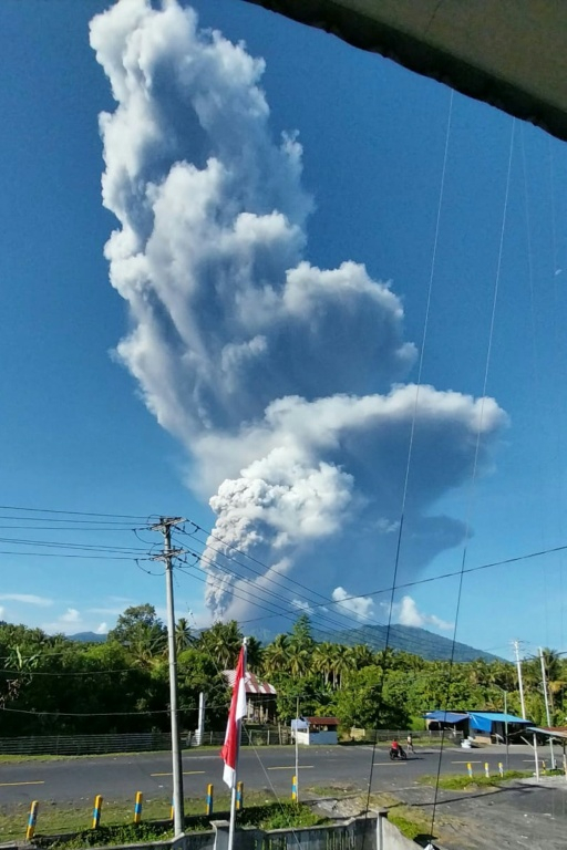 Image de l'éruption volcanique du mont Dukono, en Indonésie, fournie par l'Agence indonésienne de gestion des catastrophes (BNPB) le 8 mai 2026 ( Indonesia's Geological Agency / Handout )