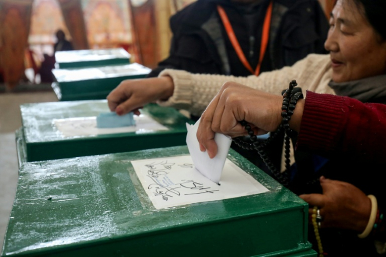 Des réfugiés tibétains votent pour désigner leurs dirigeants à Dharamsala, dans le nord de l'Inde, où est basé le gouvernement en exil, le 1er février 2026 ( AFP / Sanjay BAID )