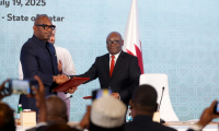 Le chef de la délégation congolaise Sumbu Sita Mambu (G) serre la main du secrétaire exécutif du groupe armé M23,  Benjamin Mbonimpa (D), après avoir signé une déclaration de principe comprenant un accord de cessez-le-feu, le 19 juillet 2025 à Doha ( AFP / Karim JAAFAR )
