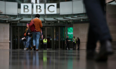 Devant l'entrée du bâtiment de la BBC à Londres, le 10 novembre 2025 ( AFP / HENRY NICHOLLS )