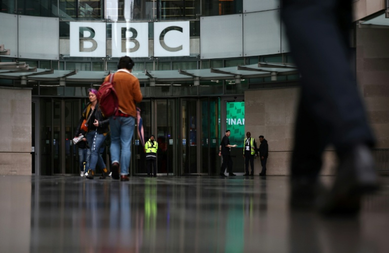 Devant l'entrée du bâtiment de la BBC à Londres, le 10 novembre 2025 ( AFP / HENRY NICHOLLS )
