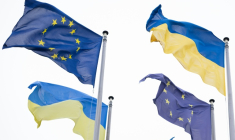 Drapeaux de l'UE et de l'Ukraine devant le Parlement européen à Strasbourg, le 24 février 2025 ( AFP / ROMEO BOETZLE )