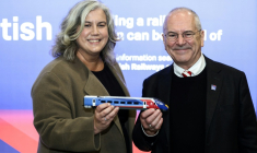 La ministre britannique des Transports, Heidi Alexander (à gauche), pose avec le secrétaire d'État britannique aux Chemins de fer, Peter Hendy, lors du lancement de la marque Great British Railways (GBR), à la gare de London Bridge, dans le centre de Londres, le 9 décembre 2025 ( AFP / Toby Shepheard )