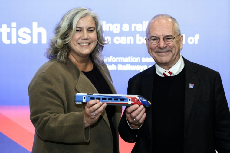 La ministre britannique des Transports, Heidi Alexander (à gauche), pose avec le secrétaire d'État britannique aux Chemins de fer, Peter Hendy, lors du lancement de la marque Great British Railways (GBR), à la gare de London Bridge, dans le centre de Londres, le 9 décembre 2025 ( AFP / Toby Shepheard )