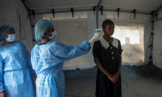 Une agente de santé prend la température d’une voyageuse à son arrivée au débarcadère de M’Poko Bac, dans le district de Bimbo, au sud-ouest de Bangui, le 28 octobre 2026 en Centrafrique ( AFP / - )
