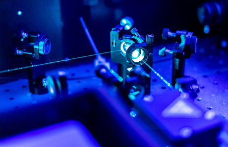 LUMIBIRD, leader européen du laser, développe des applications civiles et militaires en forte croissance, avec une valorisation boursière attractive offrant une opportunité d'investissement dans l'expansion de la défense en Europe.
